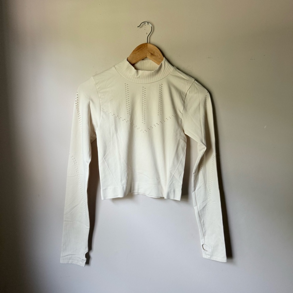 Only Navy Cropped Ivory Long Sleeve Active